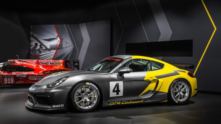 Porsche Cayman GT4 klaargestoomd op het circuit als Clubsport. Porsche presenteerde de circuittijger op de Los Angeles Motor Show.