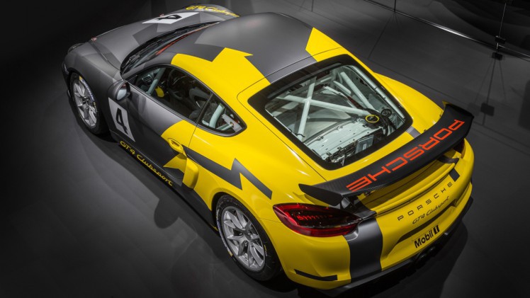 Porsche Cayman GT4 klaargestoomd op het circuit als Clubsport. Porsche presenteerde de circuittijger op de Los Angeles Motor Show.