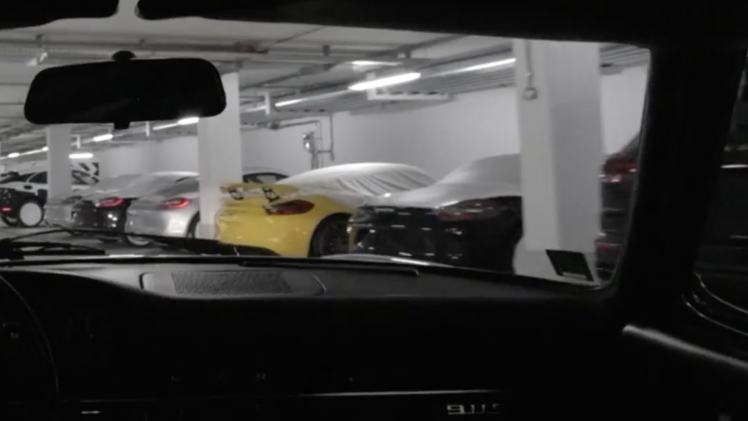 De Porsche Cayman GT4, de meest sportieve versie van de Cayman, zit er al een tijdje aan te komen. In een video over de restauratie van een klassieke 911 komt de auto opeens voorbij.