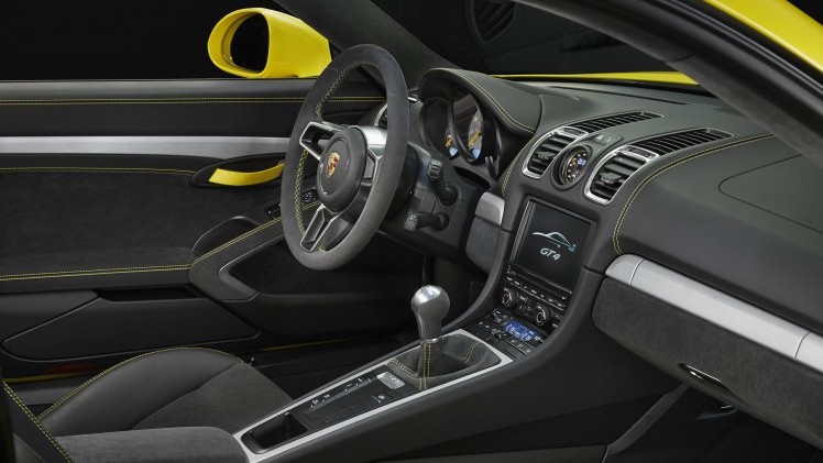 Porsche onthult Cayman GT4, de snelste Cayman in de familie. Hij staat live op de Autosalon van Geneve en rolt vanaf april de showrooms in.