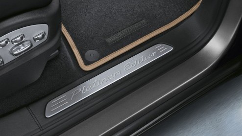 En wederom een Platinum Edition bij Porsche. Ditmaal is de Cayenne aan de beurt. De Platinum Edition-uitvoeringen zijn overigens alleen beschikbaar op de zescilindervarianten van de SUV.