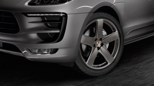 Nieuwe Porsche Macan sportiever uit te rusten met Porsche Exclusive collectie, bestaande uit het Sport Design pakket, een sportuitlaat en 21 inch 'Fuchs' wielen.