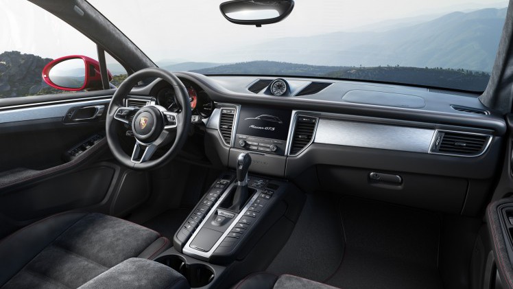 Autotest met de Porsche Macan GTS op Tenerife tijdens de persintroductie in november 2015. De SUV is de topper in zijn segment en komt als GTS extra krachtig voorrijden.