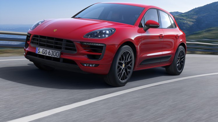 Autotest met de Porsche Macan GTS op Tenerife tijdens de persintroductie in november 2015. De SUV is de topper in zijn segment en komt als GTS extra krachtig voorrijden.