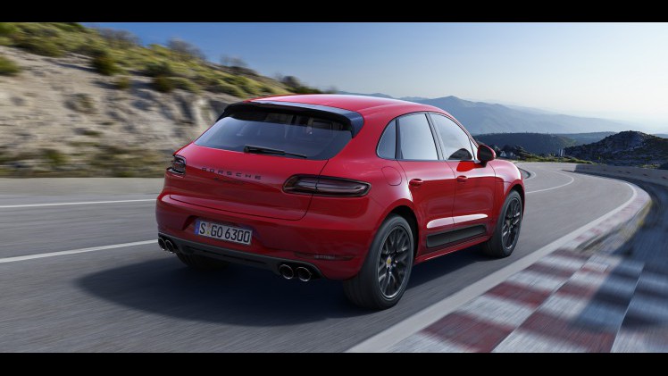 Autotest met de Porsche Macan GTS op Tenerife tijdens de persintroductie in november 2015. De SUV is de topper in zijn segment en komt als GTS extra krachtig voorrijden.
