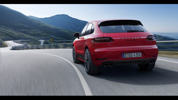 Autotest met de Porsche Macan GTS op Tenerife tijdens de persintroductie in november 2015. De SUV is de topper in zijn segment en komt als GTS extra krachtig voorrijden.