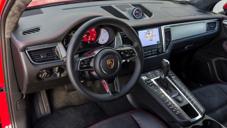 Autotest met de Porsche Macan GTS op Tenerife tijdens de persintroductie in november 2015. De SUV is de topper in zijn segment en komt als GTS extra krachtig voorrijden.