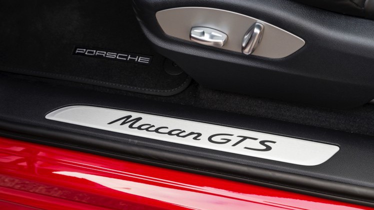 Autotest met de Porsche Macan GTS op Tenerife tijdens de persintroductie in november 2015. De SUV is de topper in zijn segment en komt als GTS extra krachtig voorrijden.