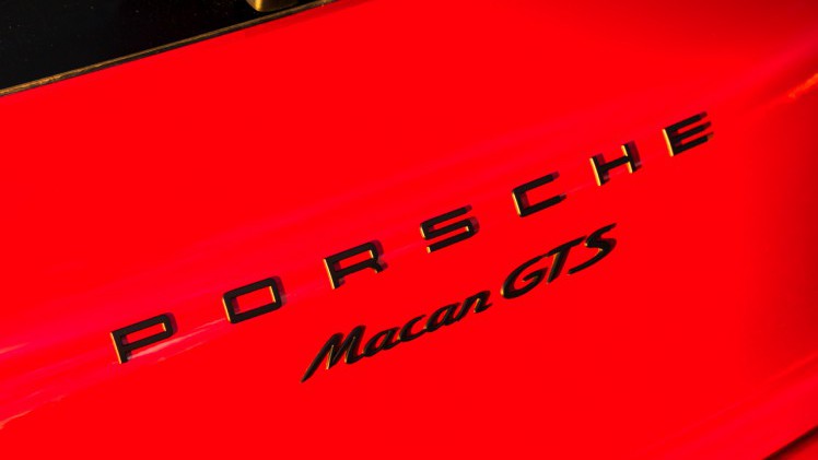 Autotest met de Porsche Macan GTS op Tenerife tijdens de persintroductie in november 2015. De SUV is de topper in zijn segment en komt als GTS extra krachtig voorrijden.