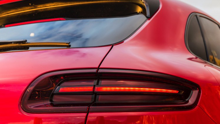 Autotest met de Porsche Macan GTS op Tenerife tijdens de persintroductie in november 2015. De SUV is de topper in zijn segment en komt als GTS extra krachtig voorrijden.