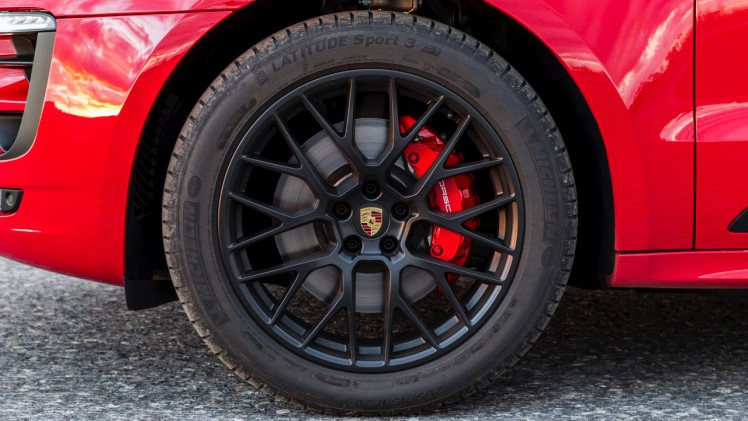 Autotest met de Porsche Macan GTS op Tenerife tijdens de persintroductie in november 2015. De SUV is de topper in zijn segment en komt als GTS extra krachtig voorrijden.