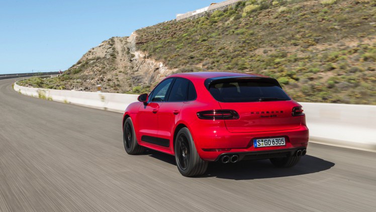 Autotest met de Porsche Macan GTS op Tenerife tijdens de persintroductie in november 2015. De SUV is de topper in zijn segment en komt als GTS extra krachtig voorrijden.