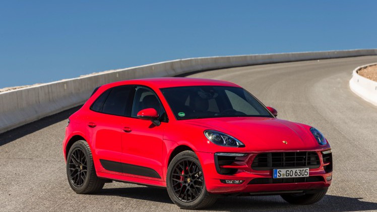 Autotest met de Porsche Macan GTS op Tenerife tijdens de persintroductie in november 2015. De SUV is de topper in zijn segment en komt als GTS extra krachtig voorrijden.