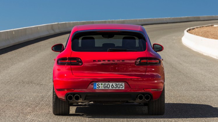 Autotest met de Porsche Macan GTS op Tenerife tijdens de persintroductie in november 2015. De SUV is de topper in zijn segment en komt als GTS extra krachtig voorrijden.