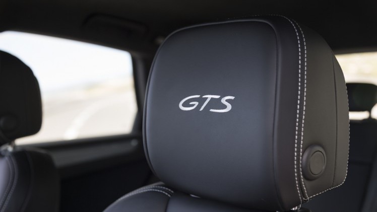 Autotest met de Porsche Macan GTS op Tenerife tijdens de persintroductie in november 2015. De SUV is de topper in zijn segment en komt als GTS extra krachtig voorrijden.