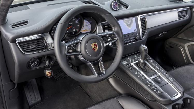 Autotest met de Porsche Macan GTS op Tenerife tijdens de persintroductie in november 2015. De SUV is de topper in zijn segment en komt als GTS extra krachtig voorrijden.