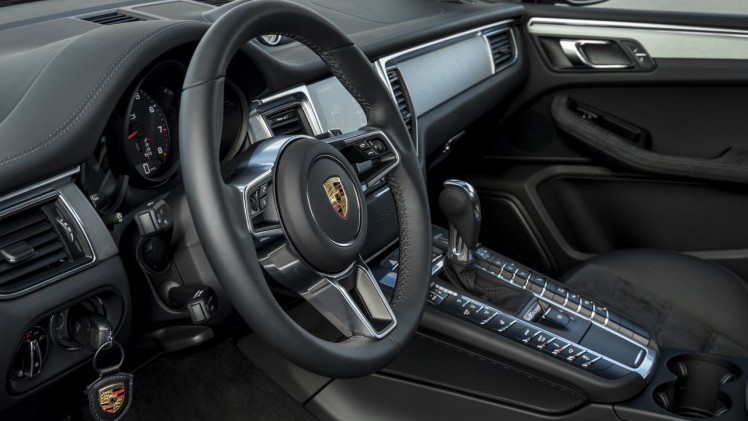 Autotest met de Porsche Macan GTS op Tenerife tijdens de persintroductie in november 2015. De SUV is de topper in zijn segment en komt als GTS extra krachtig voorrijden.
