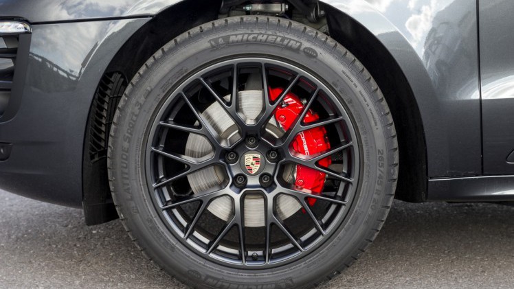 Autotest met de Porsche Macan GTS op Tenerife tijdens de persintroductie in november 2015. De SUV is de topper in zijn segment en komt als GTS extra krachtig voorrijden.