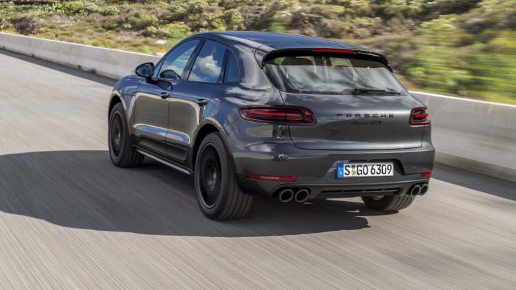 Autotest met de Porsche Macan GTS op Tenerife tijdens de persintroductie in november 2015. De SUV is de topper in zijn segment en komt als GTS extra krachtig voorrijden.