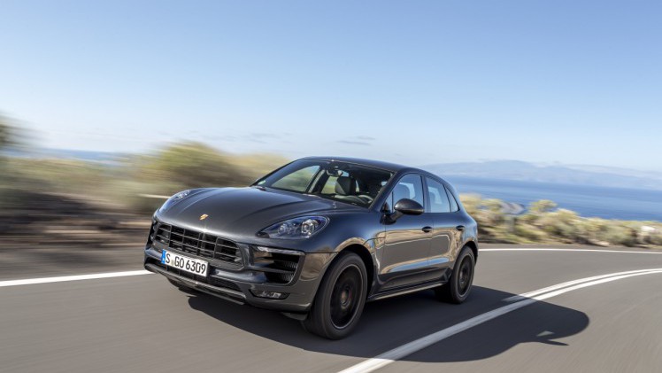 Autotest met de Porsche Macan GTS op Tenerife tijdens de persintroductie in november 2015. De SUV is de topper in zijn segment en komt als GTS extra krachtig voorrijden.