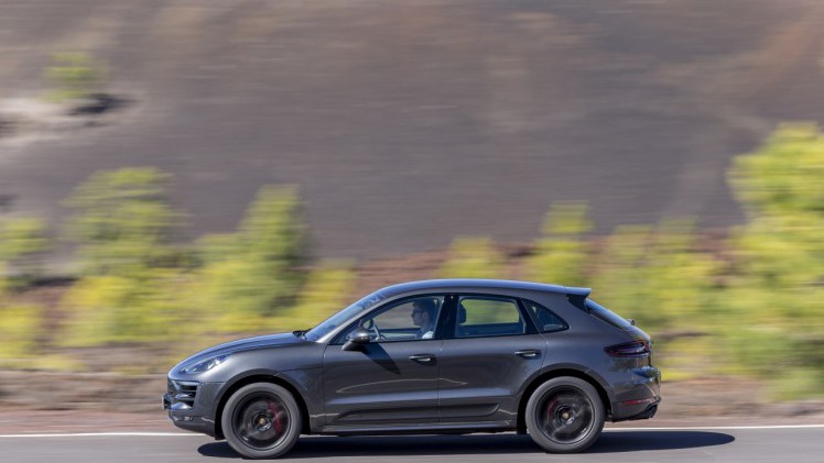 Autotest met de Porsche Macan GTS op Tenerife tijdens de persintroductie in november 2015. De SUV is de topper in zijn segment en komt als GTS extra krachtig voorrijden.
