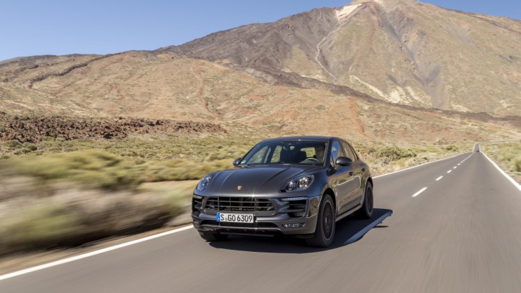Autotest met de Porsche Macan GTS op Tenerife tijdens de persintroductie in november 2015. De SUV is de topper in zijn segment en komt als GTS extra krachtig voorrijden.