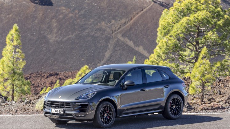 Autotest met de Porsche Macan GTS op Tenerife tijdens de persintroductie in november 2015. De SUV is de topper in zijn segment en komt als GTS extra krachtig voorrijden.