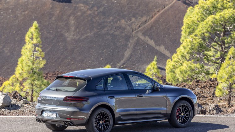 Autotest met de Porsche Macan GTS op Tenerife tijdens de persintroductie in november 2015. De SUV is de topper in zijn segment en komt als GTS extra krachtig voorrijden.