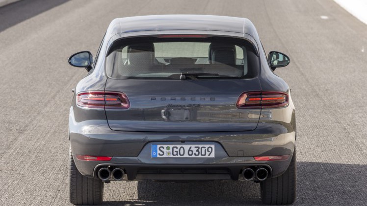 Autotest met de Porsche Macan GTS op Tenerife tijdens de persintroductie in november 2015. De SUV is de topper in zijn segment en komt als GTS extra krachtig voorrijden.