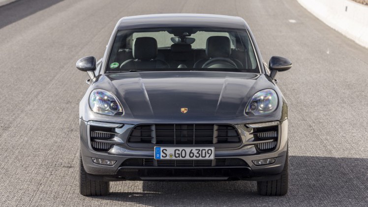 Autotest met de Porsche Macan GTS op Tenerife tijdens de persintroductie in november 2015. De SUV is de topper in zijn segment en komt als GTS extra krachtig voorrijden.