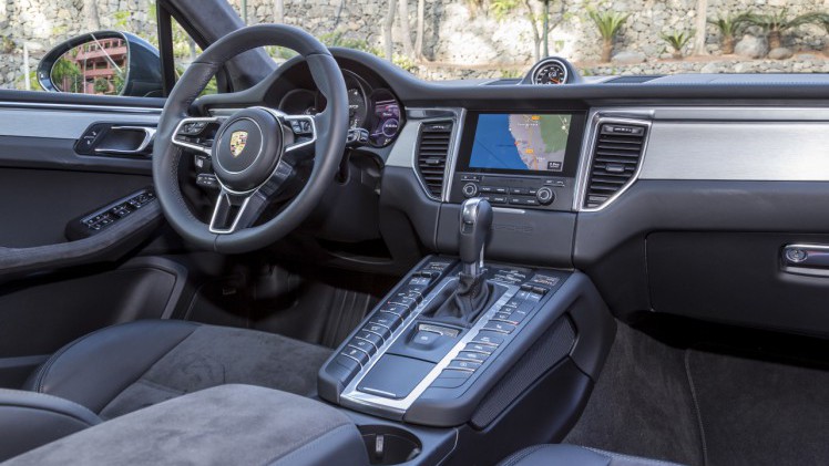 Autotest met de Porsche Macan GTS op Tenerife tijdens de persintroductie in november 2015. De SUV is de topper in zijn segment en komt als GTS extra krachtig voorrijden.