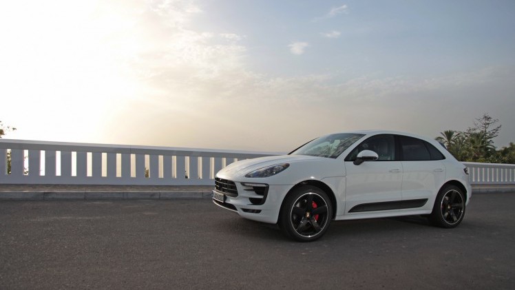 Autotest met de Porsche Macan GTS op Tenerife tijdens de persintroductie in november 2015. De SUV is de topper in zijn segment en komt als GTS extra krachtig voorrijden.