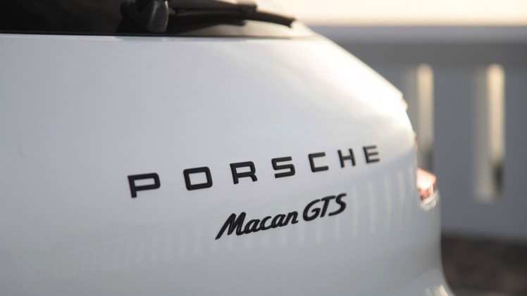 Autotest met de Porsche Macan GTS op Tenerife tijdens de persintroductie in november 2015. De SUV is de topper in zijn segment en komt als GTS extra krachtig voorrijden.