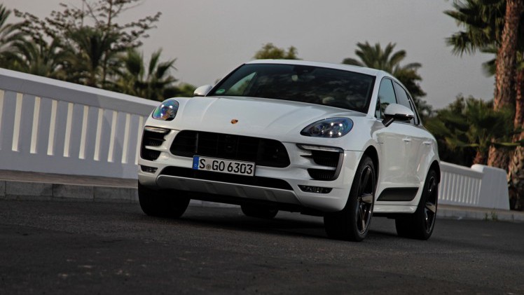 Autotest met de Porsche Macan GTS op Tenerife tijdens de persintroductie in november 2015. De SUV is de topper in zijn segment en komt als GTS extra krachtig voorrijden.