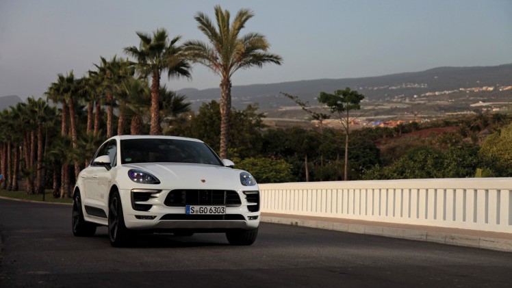 Autotest met de Porsche Macan GTS op Tenerife tijdens de persintroductie in november 2015. De SUV is de topper in zijn segment en komt als GTS extra krachtig voorrijden.