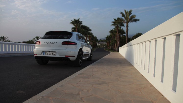Autotest met de Porsche Macan GTS op Tenerife tijdens de persintroductie in november 2015. De SUV is de topper in zijn segment en komt als GTS extra krachtig voorrijden.
