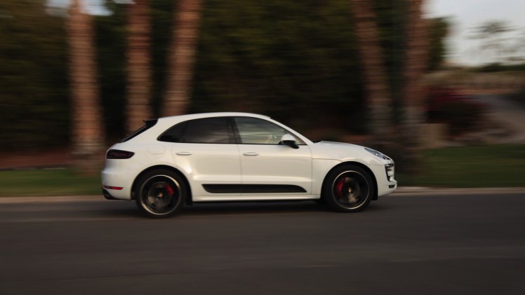 Autotest met de Porsche Macan GTS op Tenerife tijdens de persintroductie in november 2015. De SUV is de topper in zijn segment en komt als GTS extra krachtig voorrijden.