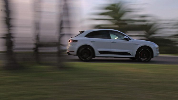 Autotest met de Porsche Macan GTS op Tenerife tijdens de persintroductie in november 2015. De SUV is de topper in zijn segment en komt als GTS extra krachtig voorrijden.