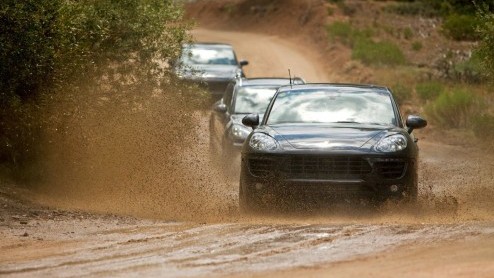 Vorige week stuurde Porsche een video rond waarop we een glimp konden opvangen van de Macan. Nu krijgen we een reeks fotos onder ogen van de compacte SUV met nauwelijks camouflage.