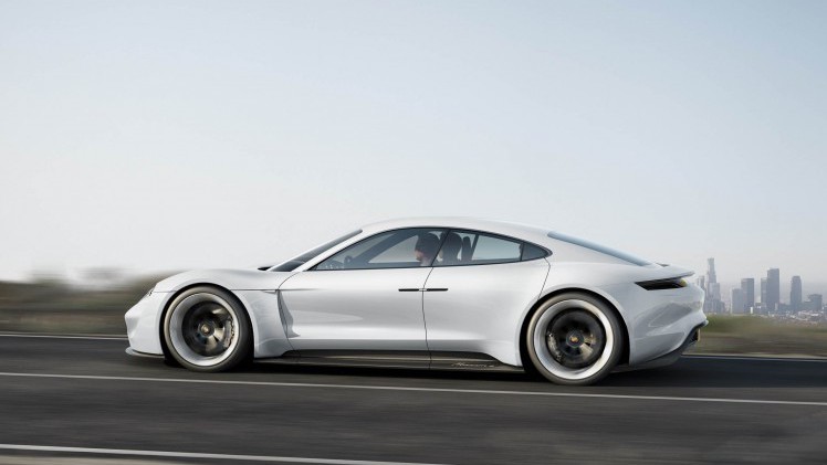 De volledig elektrische sportwagen van Porsche is de Mission E concept, een studiemodel met 600 pk, 500 kilometer actieradius en Porsche Turbo Charging.