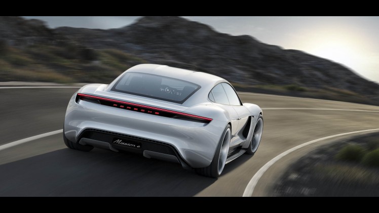 De volledig elektrische sportwagen van Porsche is de Mission E concept, een studiemodel met 600 pk, 500 kilometer actieradius en Porsche Turbo Charging.