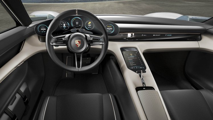 De volledig elektrische sportwagen van Porsche is de Mission E concept, een studiemodel met 600 pk, 500 kilometer actieradius en Porsche Turbo Charging.