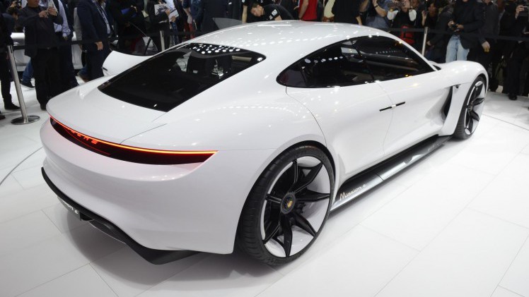 De volledig elektrische sportwagen van Porsche is de Mission E concept, een studiemodel met 600 pk, 500 kilometer actieradius en Porsche Turbo Charging.