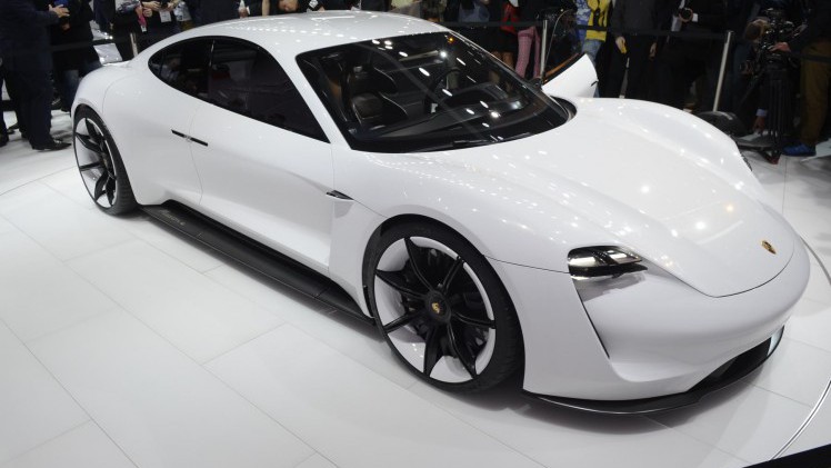 De volledig elektrische sportwagen van Porsche is de Mission E concept, een studiemodel met 600 pk, 500 kilometer actieradius en Porsche Turbo Charging.