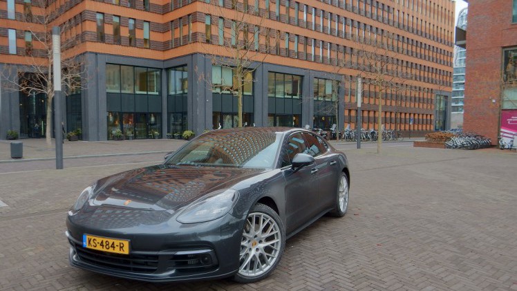De Porsche Panamera gaat met het nieuwe model de tweede generatie in. Het concept is hetzelfde gebleven, maar de auto is op de nodige punten verbeterd. AutoVandaag deed een rijtest.