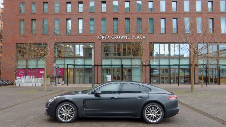 De Porsche Panamera gaat met het nieuwe model de tweede generatie in. Het concept is hetzelfde gebleven, maar de auto is op de nodige punten verbeterd. AutoVandaag deed een rijtest.