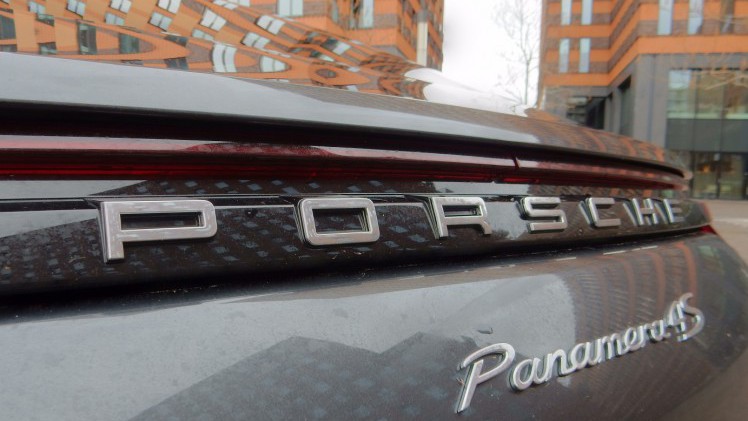 De Porsche Panamera gaat met het nieuwe model de tweede generatie in. Het concept is hetzelfde gebleven, maar de auto is op de nodige punten verbeterd. AutoVandaag deed een rijtest.