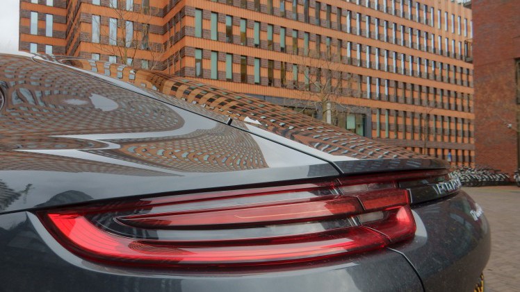 De Porsche Panamera gaat met het nieuwe model de tweede generatie in. Het concept is hetzelfde gebleven, maar de auto is op de nodige punten verbeterd. AutoVandaag deed een rijtest.