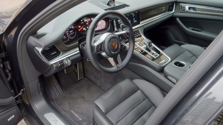 De Porsche Panamera gaat met het nieuwe model de tweede generatie in. Het concept is hetzelfde gebleven, maar de auto is op de nodige punten verbeterd. AutoVandaag deed een rijtest.