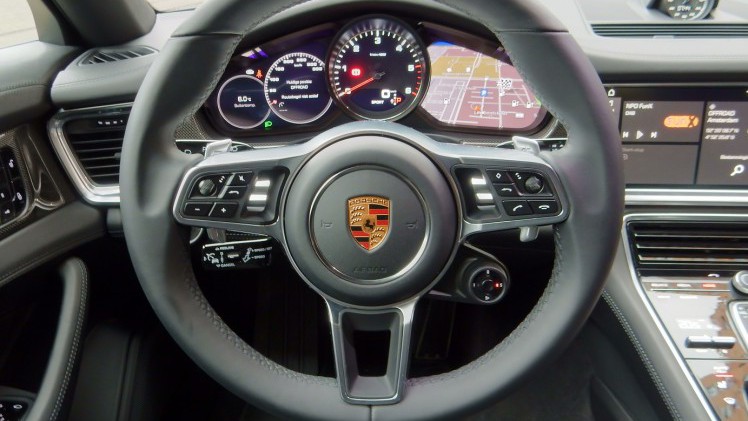 De Porsche Panamera gaat met het nieuwe model de tweede generatie in. Het concept is hetzelfde gebleven, maar de auto is op de nodige punten verbeterd. AutoVandaag deed een rijtest.